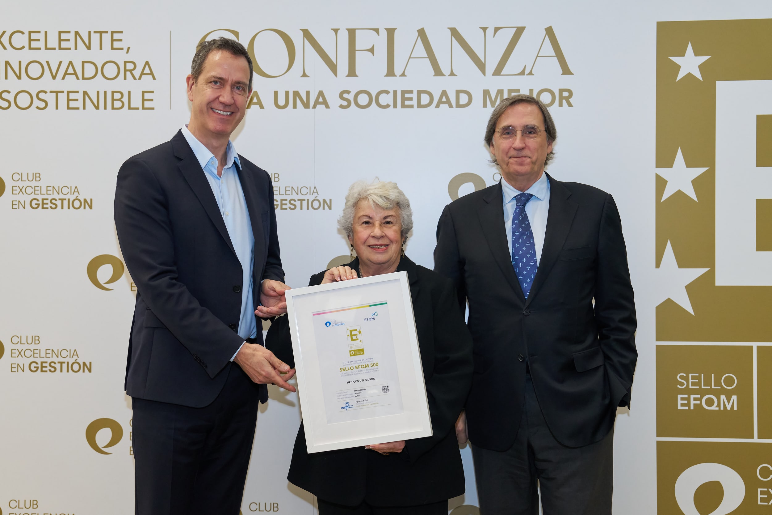 Pilar García Doñoro, secretaria general, recoge el Diploma.