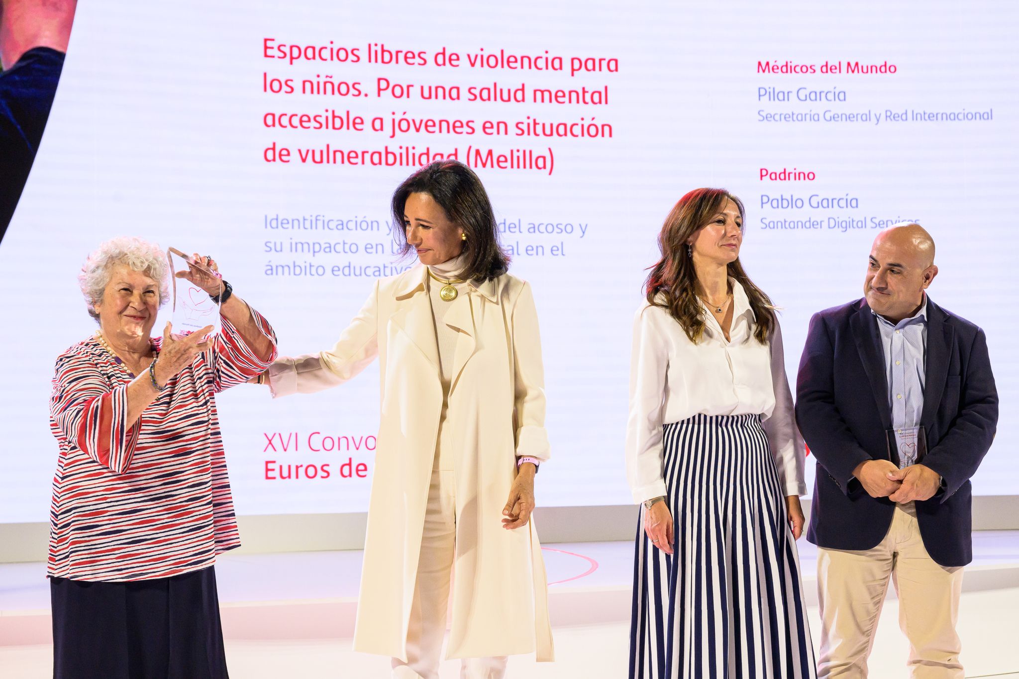 Pilar García Doñoro, vicepresidenta de Médicos del Mundo, recoge el Premio.