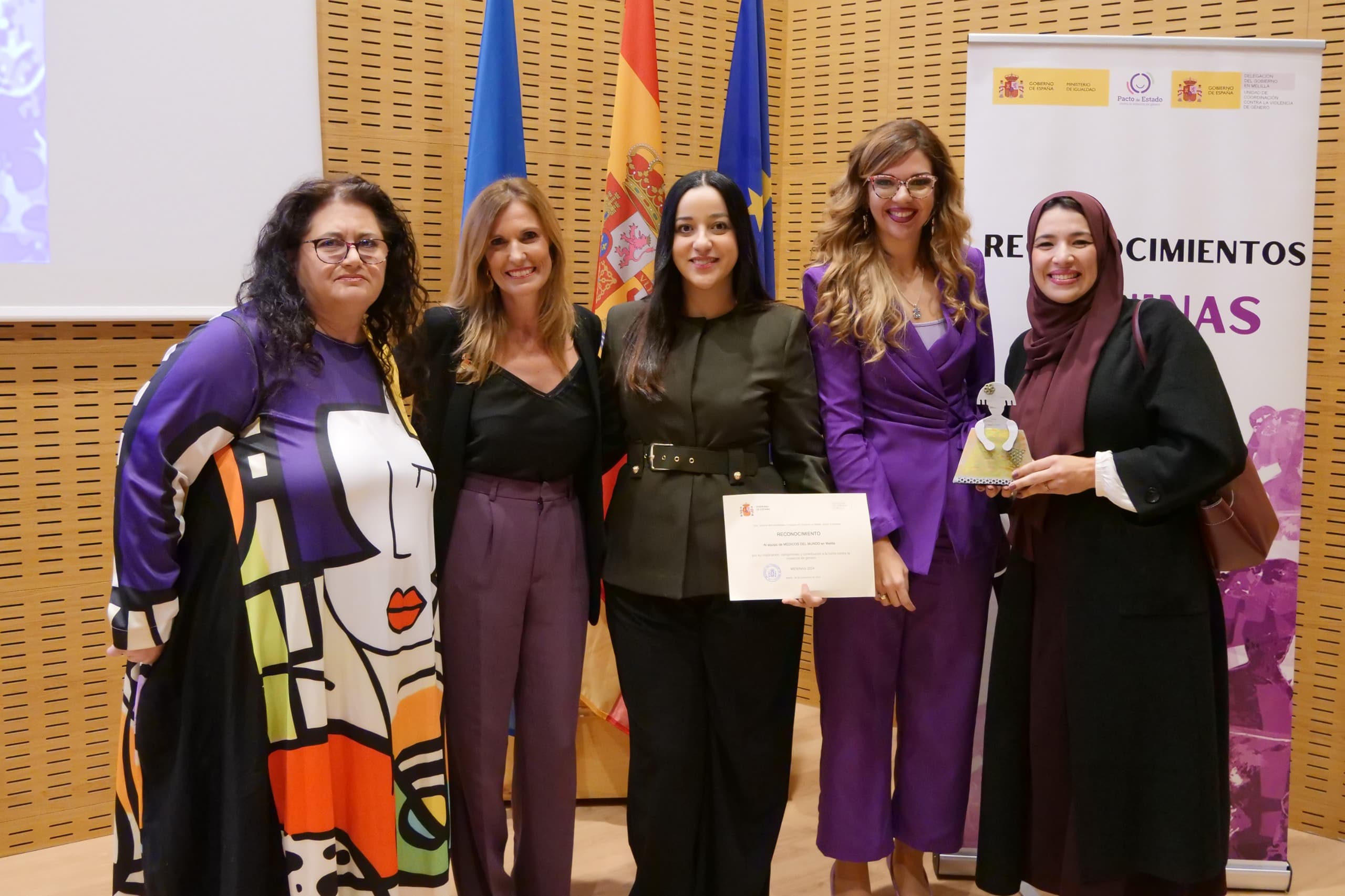 A la izquierda, Silvia Madejón, coordinadora en Melilla; Laura Segura, jefa de Unidad de Coordinación de la Violencia Sobre la Mujer; Fatiha Hammadi, técnica de intervención jurídica de la organización; Sabrina Moh, delegada del Gobierno en Melilla y Nor al Hoda Hamed, mediadora intercultural. 