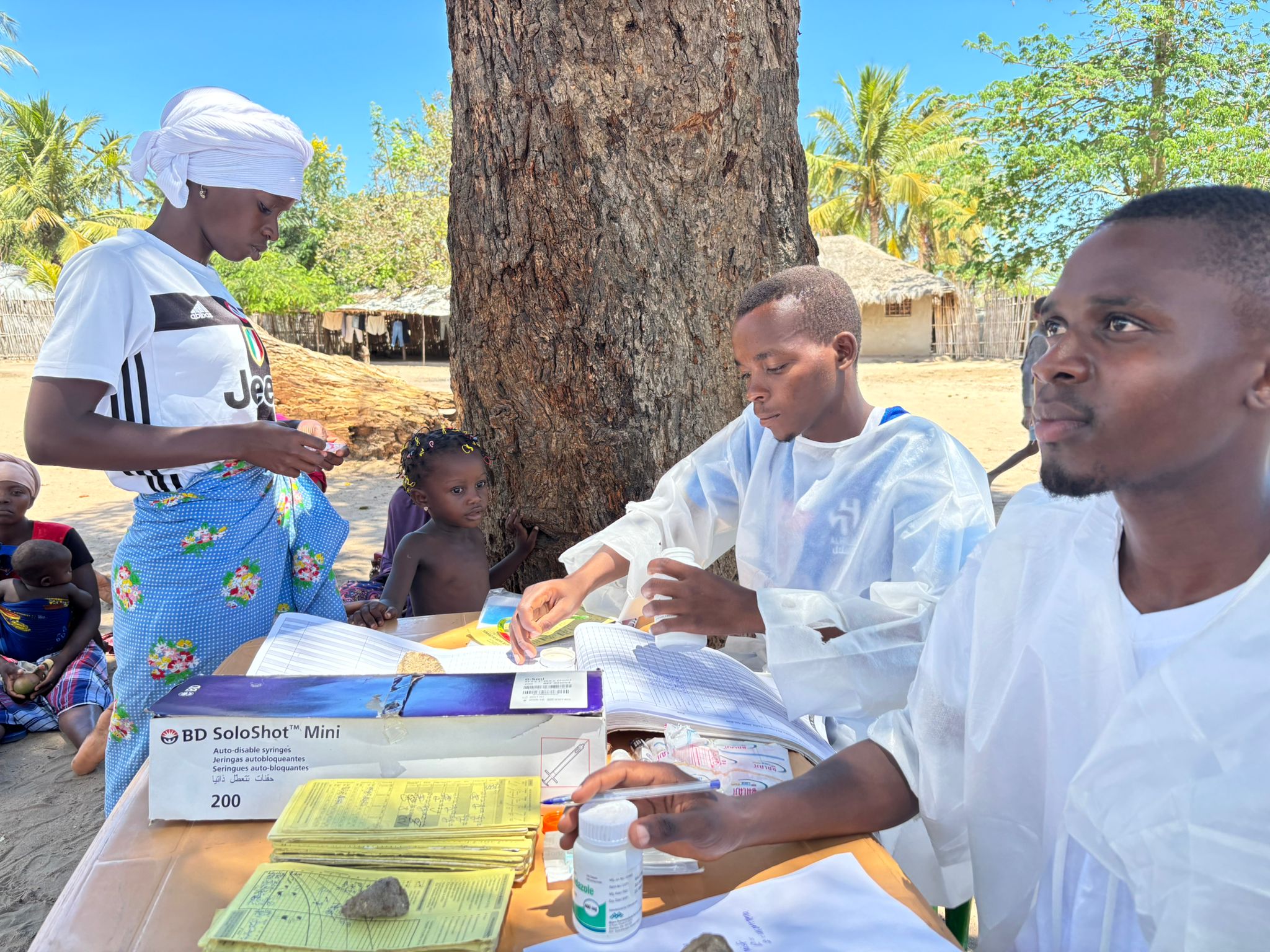 Atención sanitaria a través de las brigadas móviles en Mozambique.