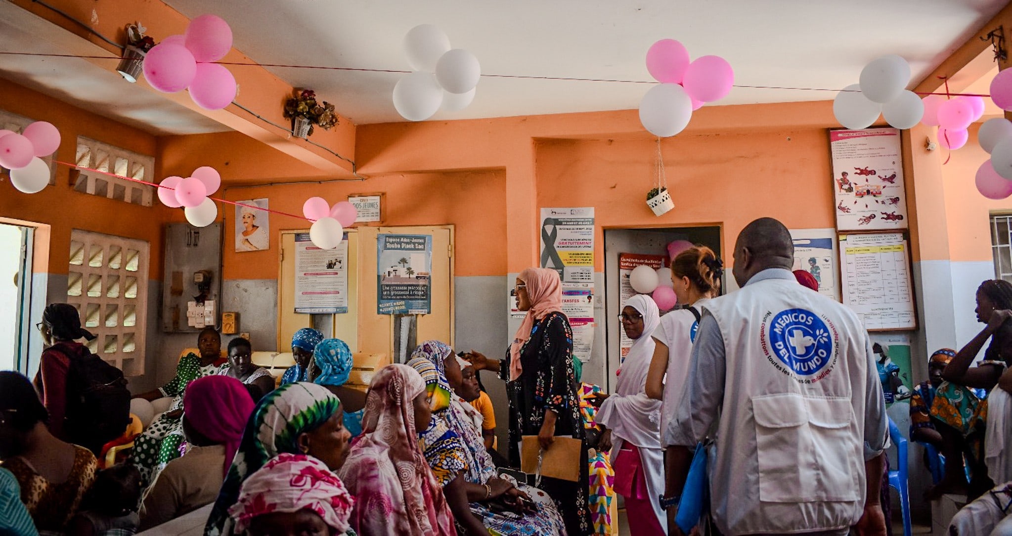 Visita a los puestos de salud de la comuna de Pikine para apoyar en el diagnóstico de cáncer de cuello de útero, campaña sanitaria Octubre Rosa. ©Blanca Orduna