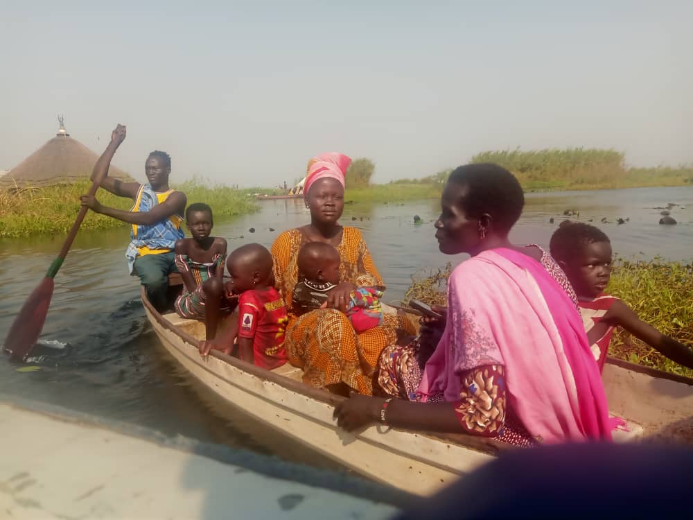  Pacientes llegando en canoa para asistir a los servicios de la Unidad Médica Móvil en las islas Panakok, Bor.